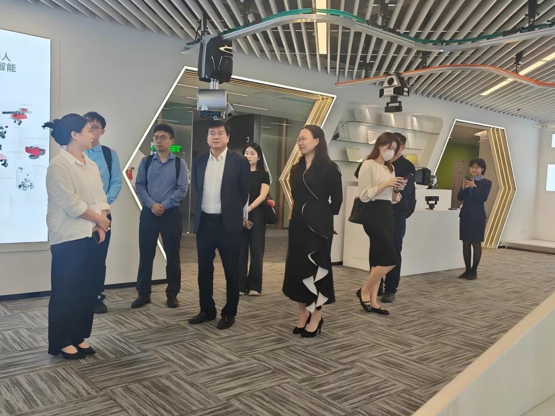 广州金控集团副总经理张曦一行调研