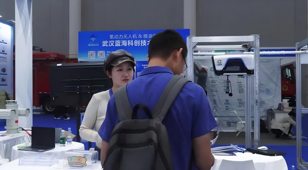 天机充亮相武汉国际应急安全博览会：巡充一体机器人赋能智慧应急新场景